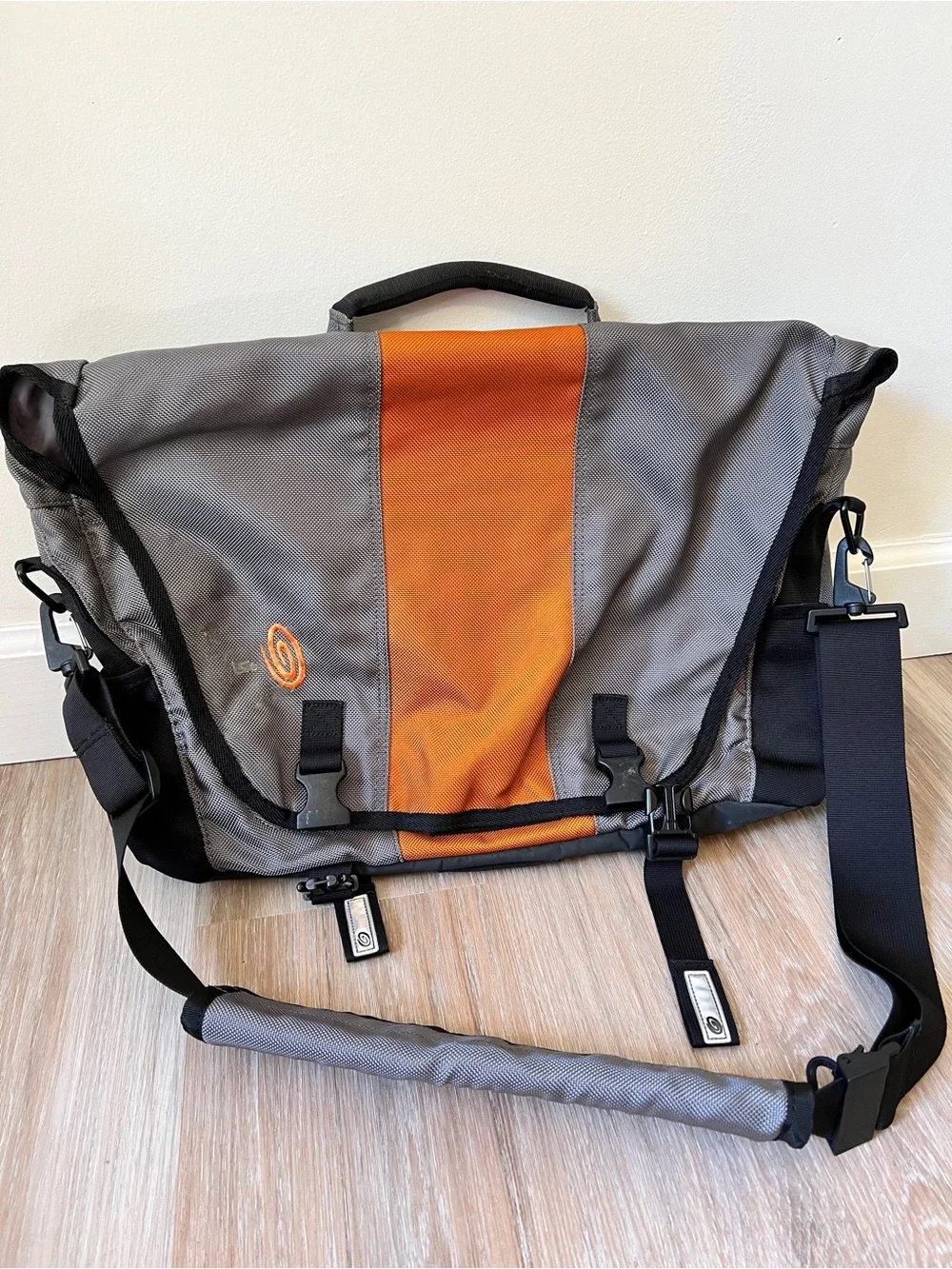 Timbuk2 Classic Messenger Bag Gray Orange Laptop Crossbody GUC Large travel